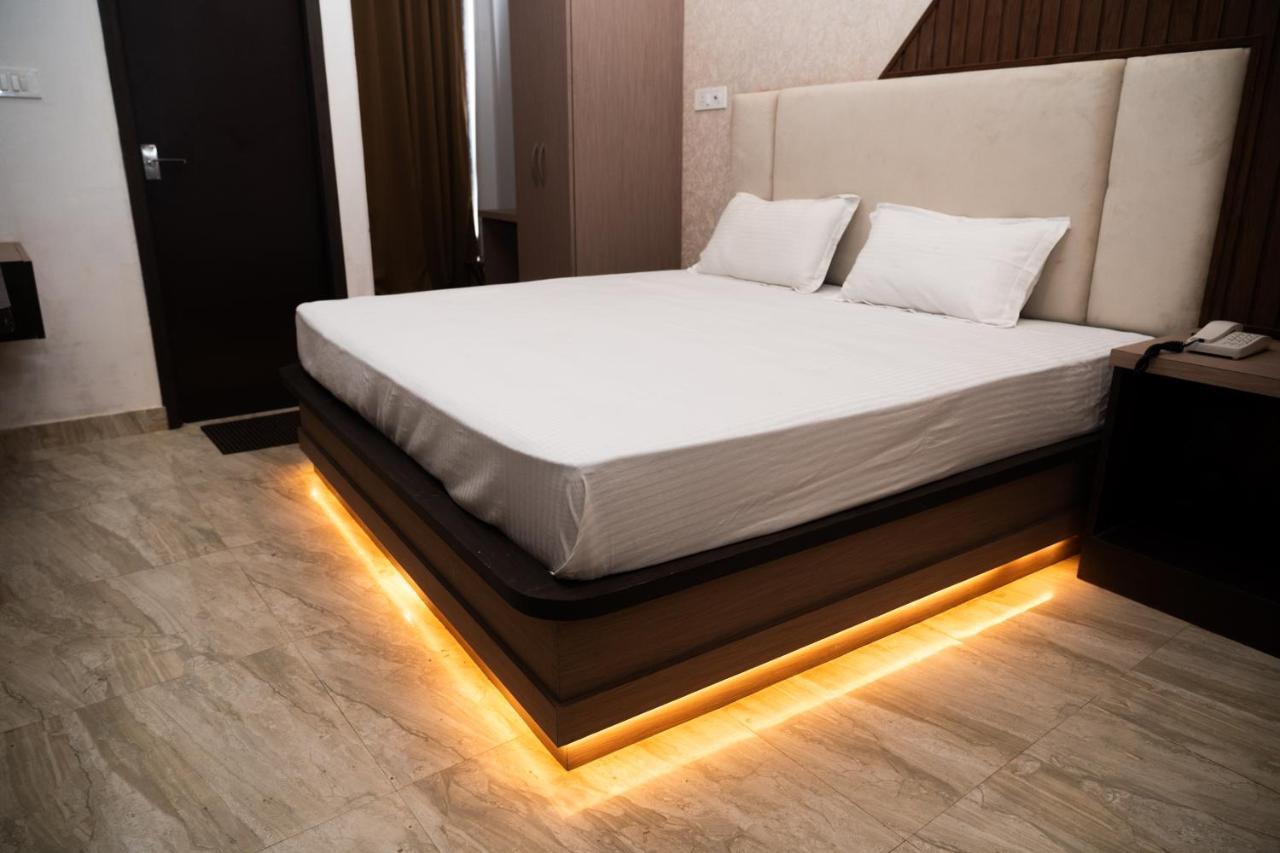 Holy Land Hotel Варанаси Екстериор снимка